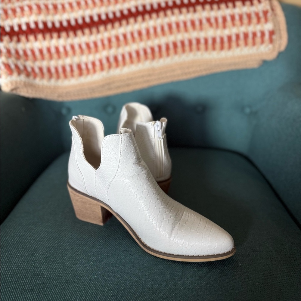 Pierre Dumas White Textured Ankle Boots